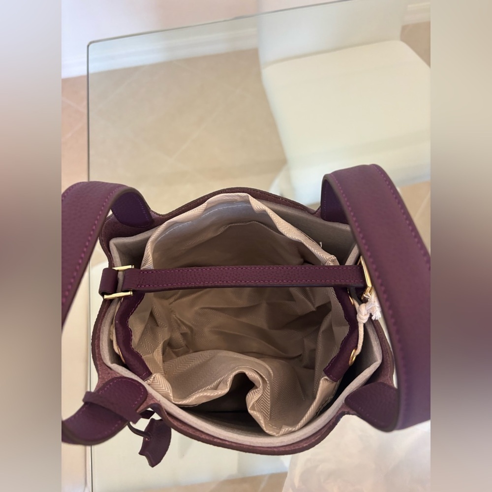 Gorgeous Purple Leather Bucket Tote Bag With Gold Hardware ❤️ - Picture 2 of 5